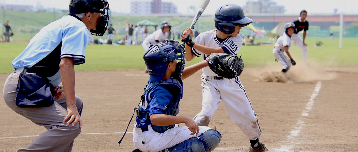 バッターボックスで打つ写真