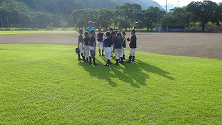 グランドに集まるメンバー